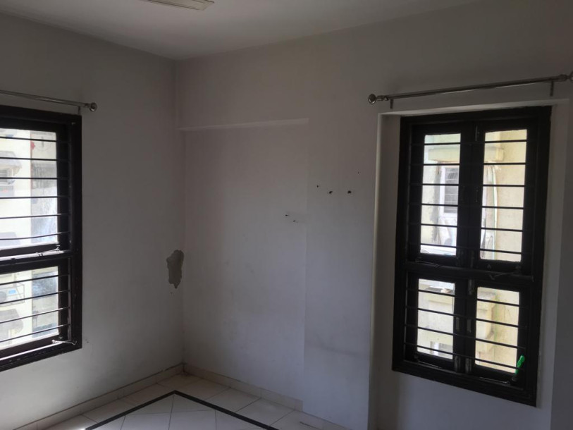 pacious 2 BHK Semi-Furnished Flat for Rent in Yash Tower, Ahmedabad!-2