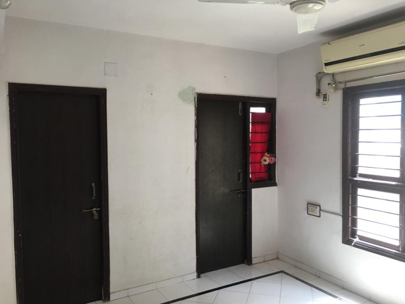 pacious 2 BHK Semi-Furnished Flat for Rent in Yash Tower, Ahmedabad!-9