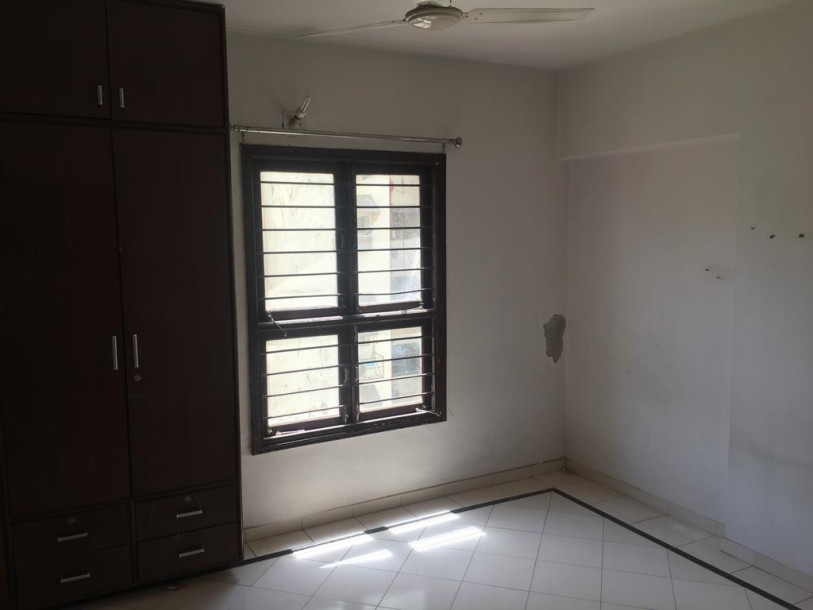 pacious 2 BHK Semi-Furnished Flat for Rent in Yash Tower, Ahmedabad!-8