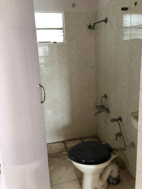 Semi-Furnished 3 BHK Flat for Rent Opposite Central Mall – Prime Location!-1